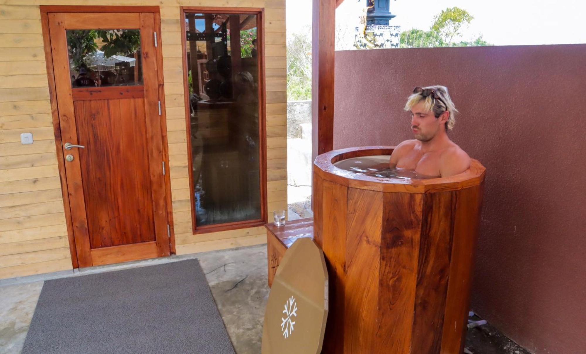 Mad Monkey Nusa Lembongan Exterior photo