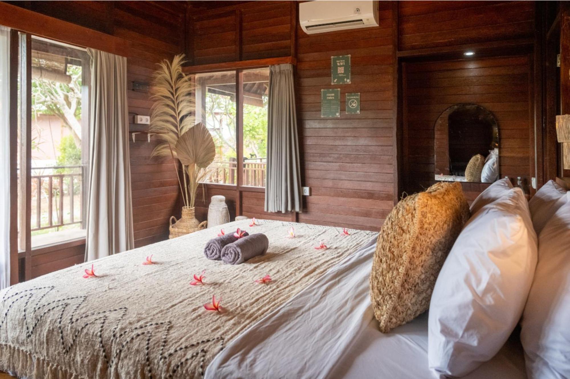 Mad Monkey Nusa Lembongan Exterior photo