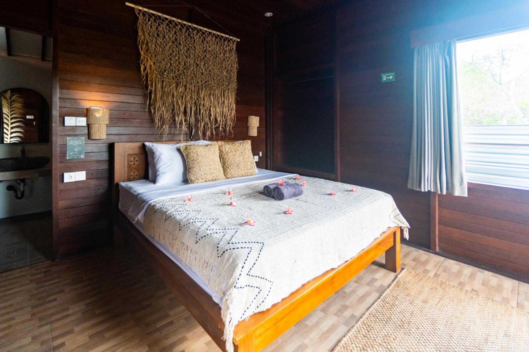 Mad Monkey Nusa Lembongan Exterior photo