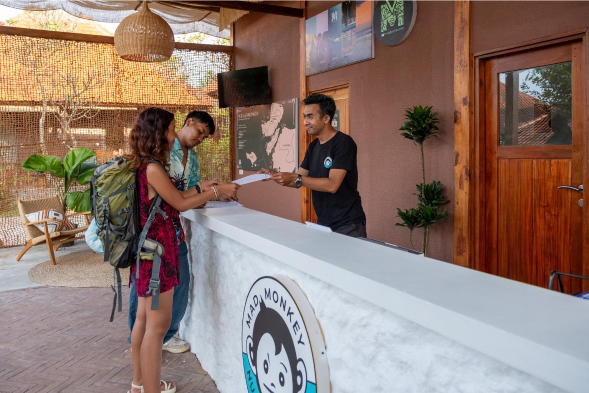 Mad Monkey Nusa Lembongan Exterior photo