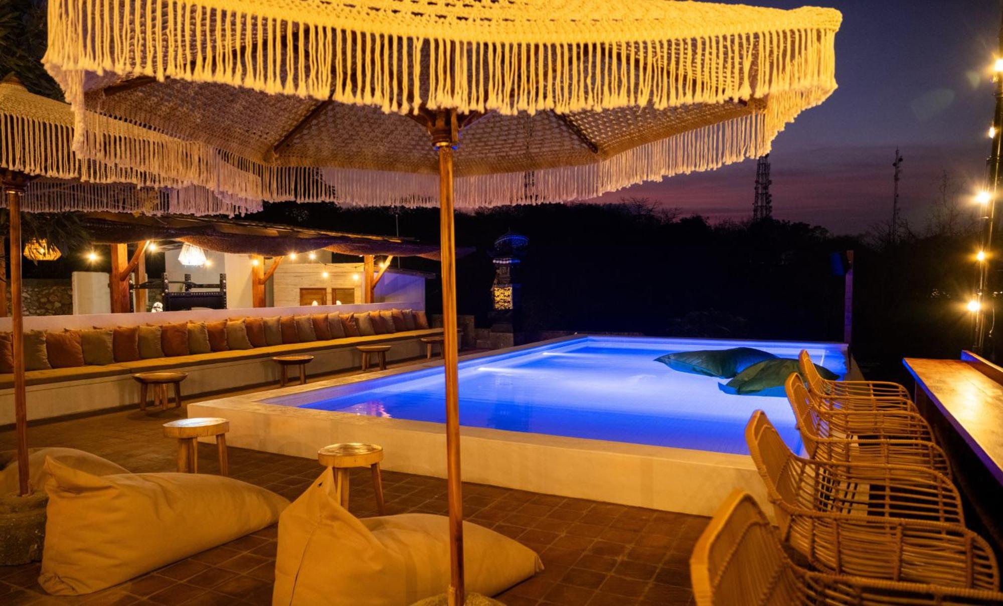 Mad Monkey Nusa Lembongan Exterior photo